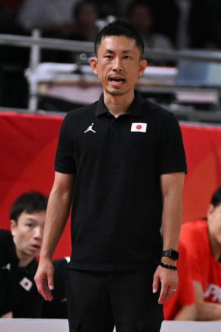 #日本男篮主帅将在76人任助教#
亚运日本男篮主帅吉本泰辅，新赛季加入76人教练组，担任助教兼视频战术主管。从录像分析师一路成长，拥有完整NBA履历，亚洲篮球教练的成长样本🔥 ​