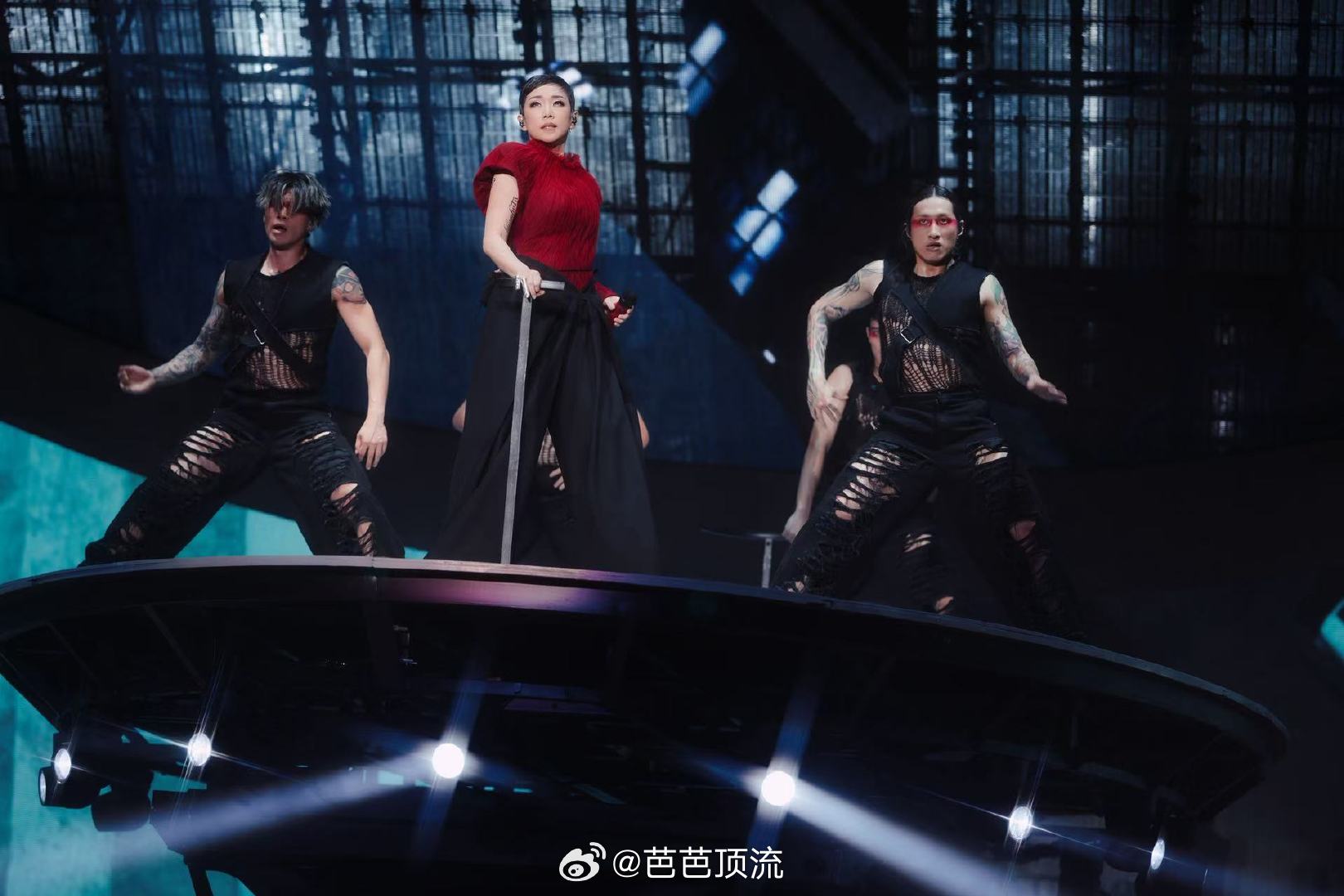 #林忆莲上海售罄加场##为什么几代人都爱听林忆莲# 加场了加场了！没抢到票的兄弟姐妹还有机会！她的歌是真的耐听，越品越有味道，几代人都爱不是没道理的，期待现场！ ​