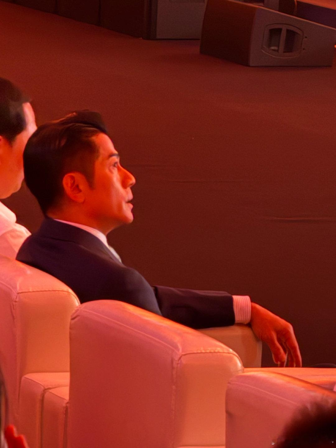 期待这么久终于要来啦
中秋假期前一天 热度还是非常在线～
#奕境x9#  ​