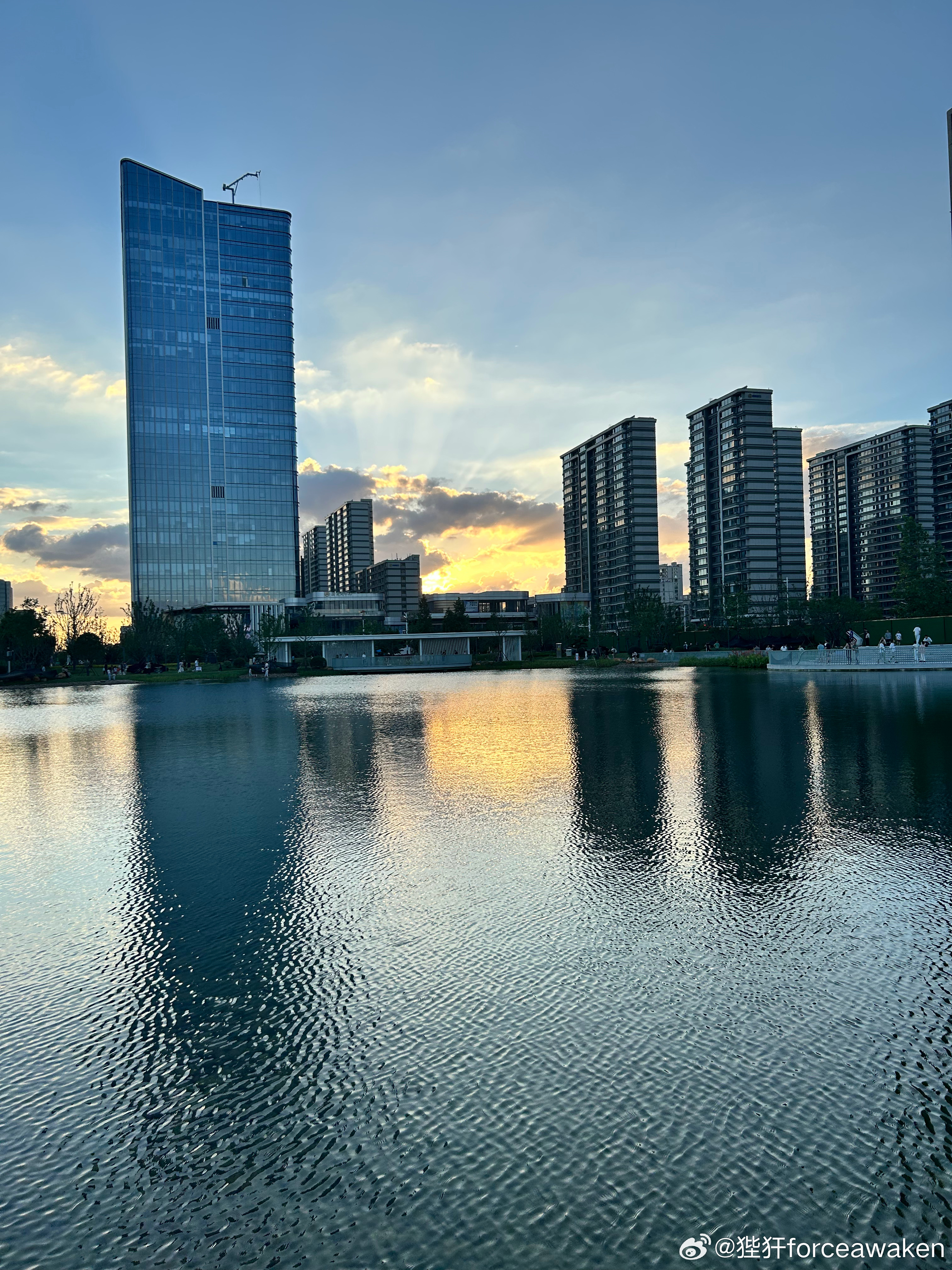 哎哟这也是好起来了，因为慢吞吞的建地铁，7年被占据，变成无公共绿地的大社区，现在对着紫金山脚下开放新建成的公共空间，说起来也蛮奇特，远景还有烂尾楼，和所谓科创园第五年还在缓慢挖地基坑，很有那啥特色
当然有公共空间总归好的，《公园北京》里提到关于远郊城市公园，郊野形成的有序生态，差不 ​