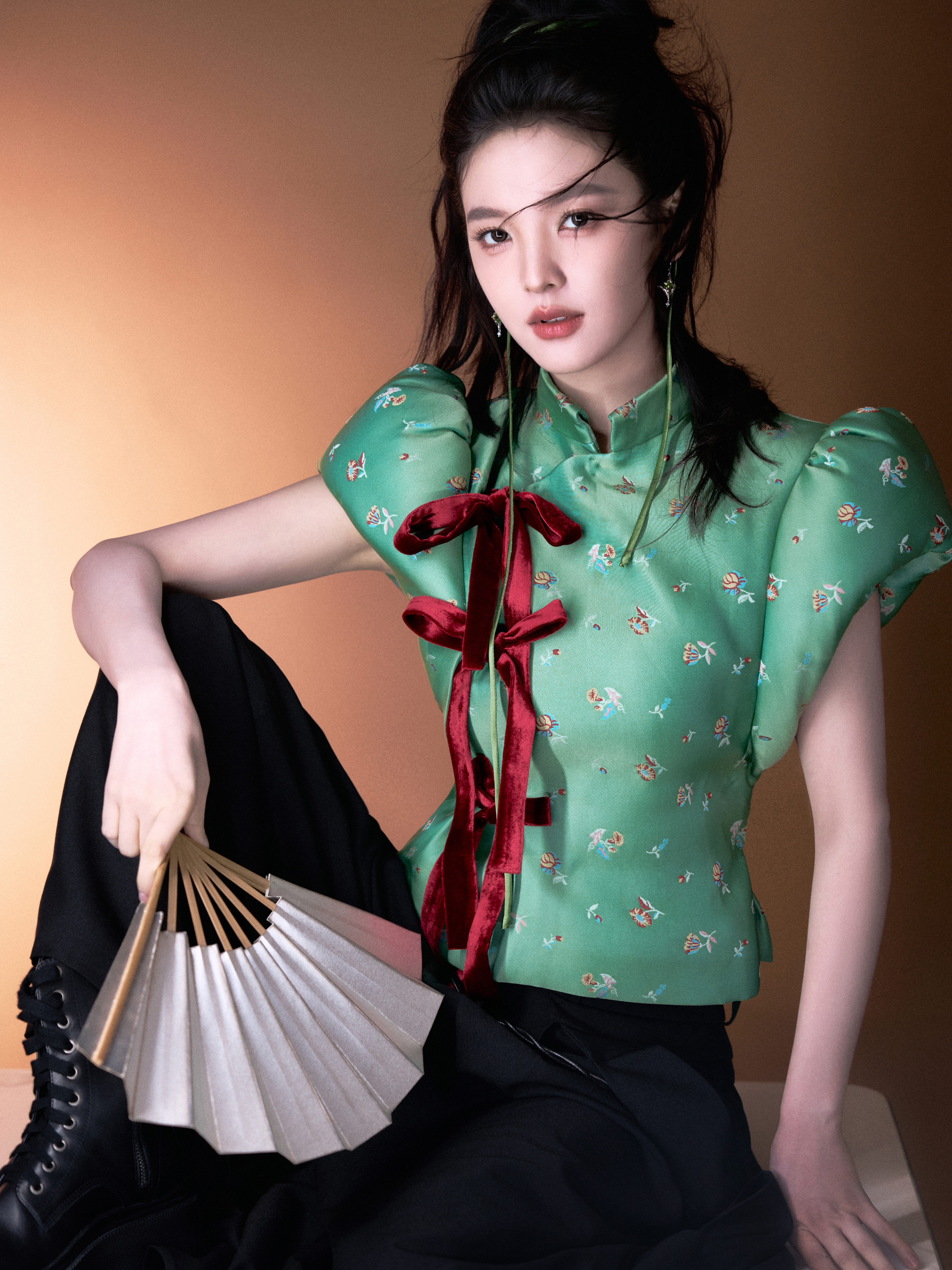 #章若楠[超话]# 
绿衫持剑，无畏强敌。超飒打瓦小章来咯！

化妆: 
发型: 
摄影: 
造型: ​
