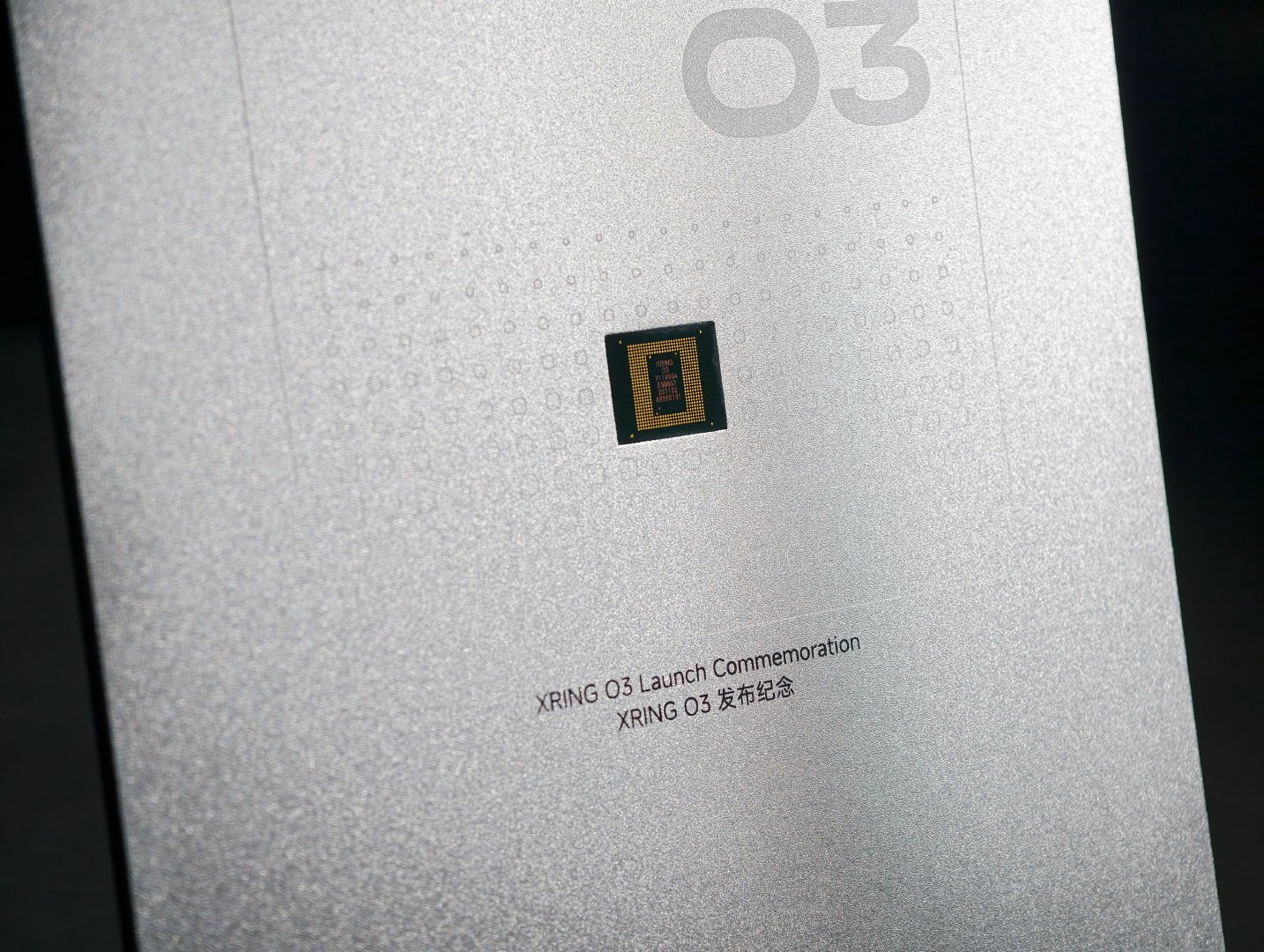收到小米玄戒O3的发布纪念版礼品了，玄戒O3芯片本体直接镶嵌在铝板上，采用铝合金雕刻，下方还附有雷军亲笔签名。一起期待9月7日秋季新品发布会吧。 ​