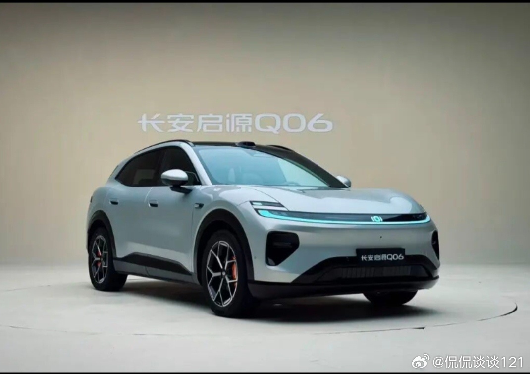 800V+全铝双叉臂！启源Q06配置诚意拉满！
 
全新长安启源Q06正式上市，凭借均衡综合产品力，成为家用新能源SUV热门选择。新车采用原创流光美学设计，蚌式肌肉机盖、溜背车身搭配无框车门，星环贯穿灯组辨识度十足，风阻表现优异，整车姿态动感高级。
 
内饰搭载双层环抱座舱，大面积NAPPA皮质包裹，保 ​