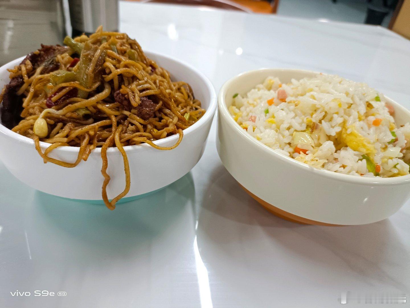 #vivo[超话]##vivo超话# 今天中午的卤面和炒米两个饭都非常的好吃，他们有不同的口味。 ​
