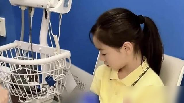 董璇是真狠，替前夫还了5000万，转头就把财产全锁死给女儿了。
高云翔那案子，唐德影视索赔，董璇被连带，账上欠了近5000万。她没跑，没哭穷，硬是还了大半。
还钱的同时，她再婚了，跟张维伊。但婚前财产隔离，干干净净，所有东西归小酒窝。
10月14号还带女儿体检，10岁，142公分，视力1.0，