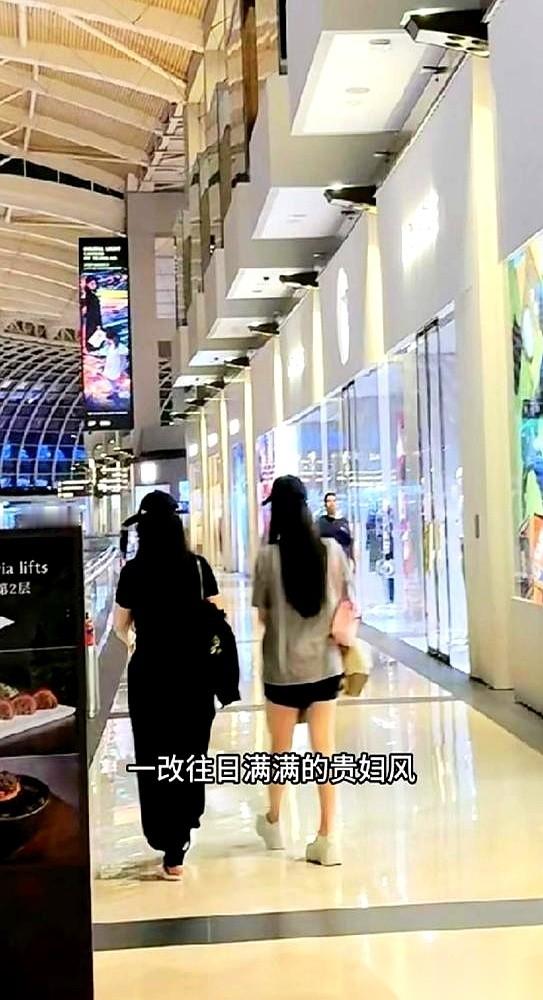 网上正疯传一张据说是李湘在新加坡的背影照。
就这么一张连正脸都没露的图，硬是让评论区吵翻了天。
有人喊着她直接甩肉几十斤，体重跌破110；有人把照片放大到像素格，甩出一句硬梆梆的结论：“别扯了，那根本不是李湘。”
按照网传的说法，这位昔日阔太的日子现在过得像个苦行僧。
以前的餐桌，早上刀叉切着顶级和
