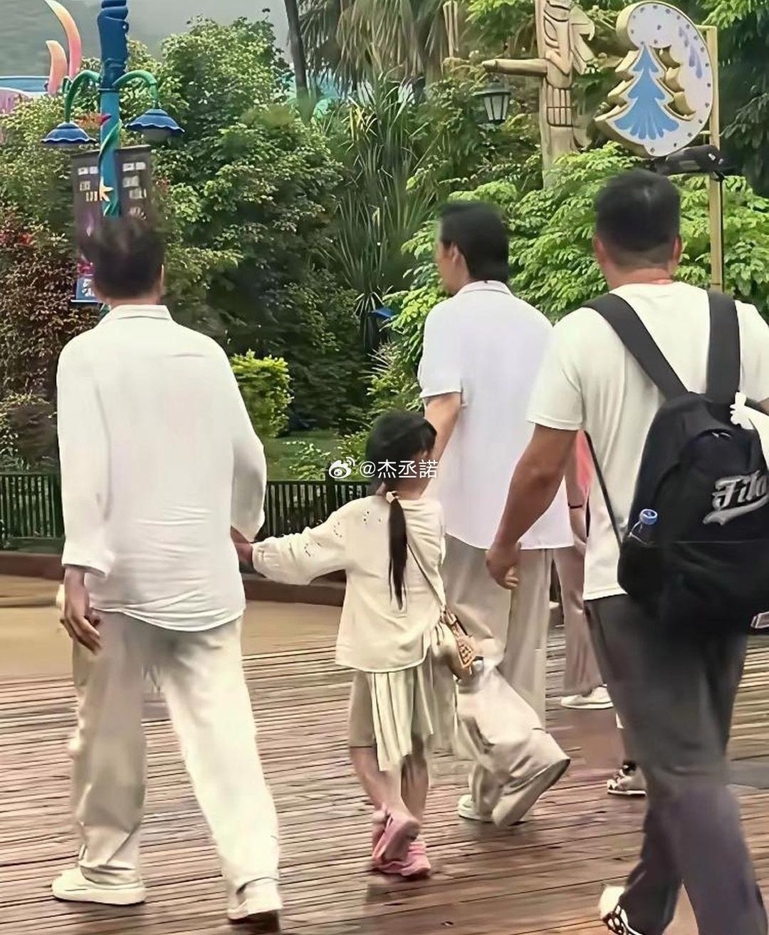 向佐一家五口出门，C位既不是向华强，也不是郭碧婷，而是5岁女儿向芷，怪不得向太说孙女是全家食物链顶端 ​