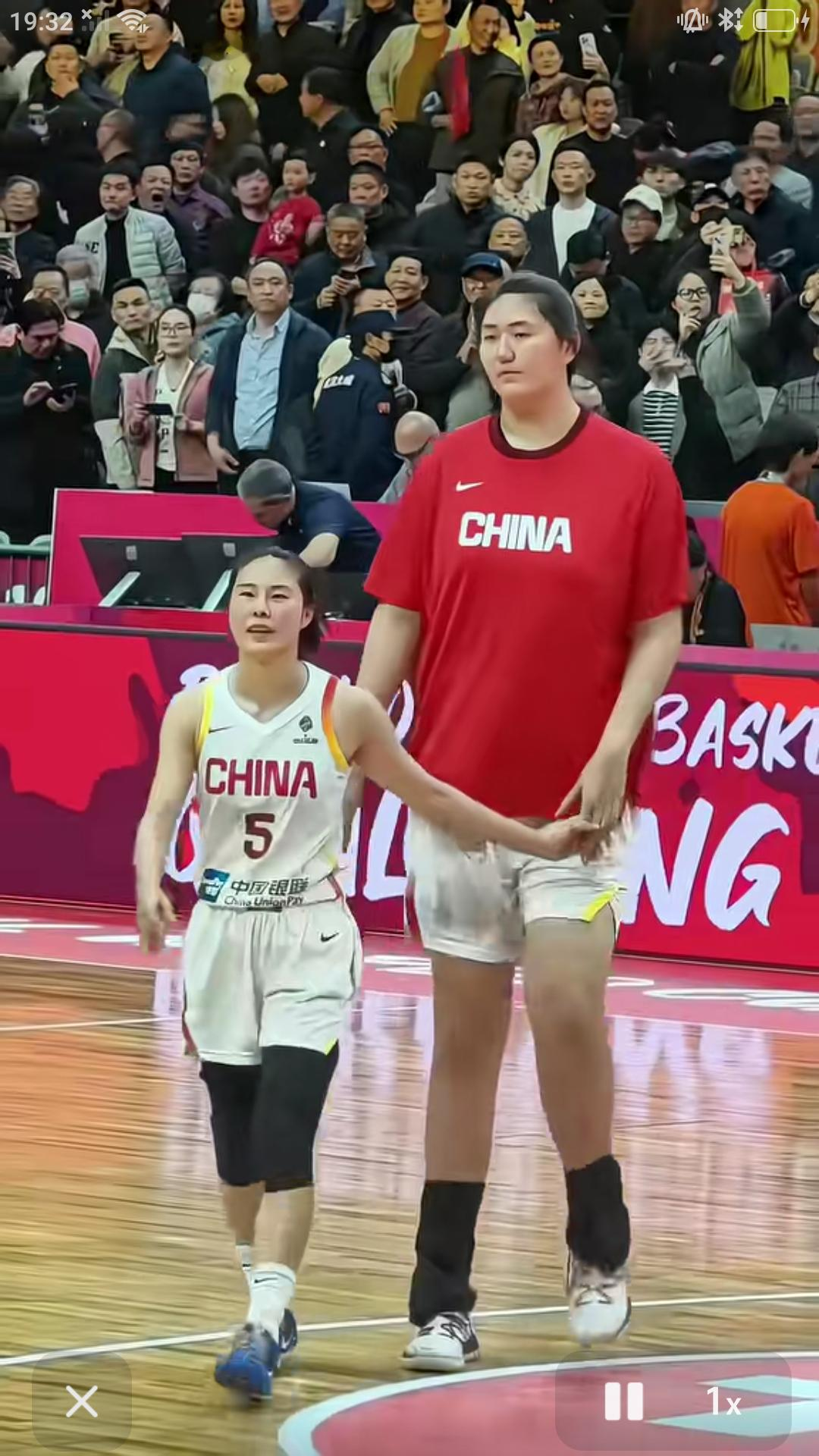 【王思雨和张子宇即是师姐妹，又是多年的好朋友。二人悬殊的身高差在众人眼...