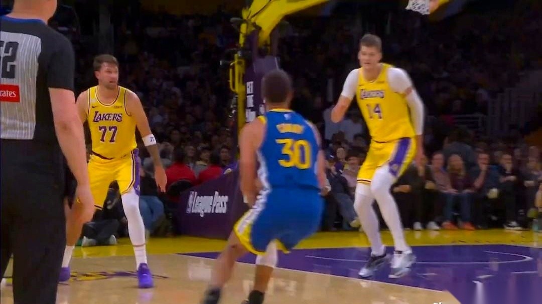 东契奇、凯斯勒和马穆三个人缩在油漆区，篮板球硬生生被库里直接拿走打成了二次进攻。
主场打勇士进攻端原本冲得挺顺，可一到防守回合，三分线外的库里身边连个盯防的影子都找不见。
雷迪克这套用扎威和塞布尔顶替格兰姆斯的先发名单，接下来还得面对整场防守怎么交代的烂摊子。
库里首节拿分拿得太容易了，容易到连坐在