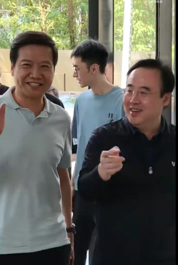 看雷军逛 B 站梗文化墙的片段太有意思了，他自己都坦言，参观之前还真不知道这些梗文化。难得见到大厂老板不是带着审视的眼光看年轻文化，而是带着好奇和兴趣去了解，全程没半点代沟感。

也难怪他能和汽车区 UP 主们聊得这么投机，本质上就是大家用的是同一种语言。他懂创作者的梗，懂用户的笑点，聊 ​