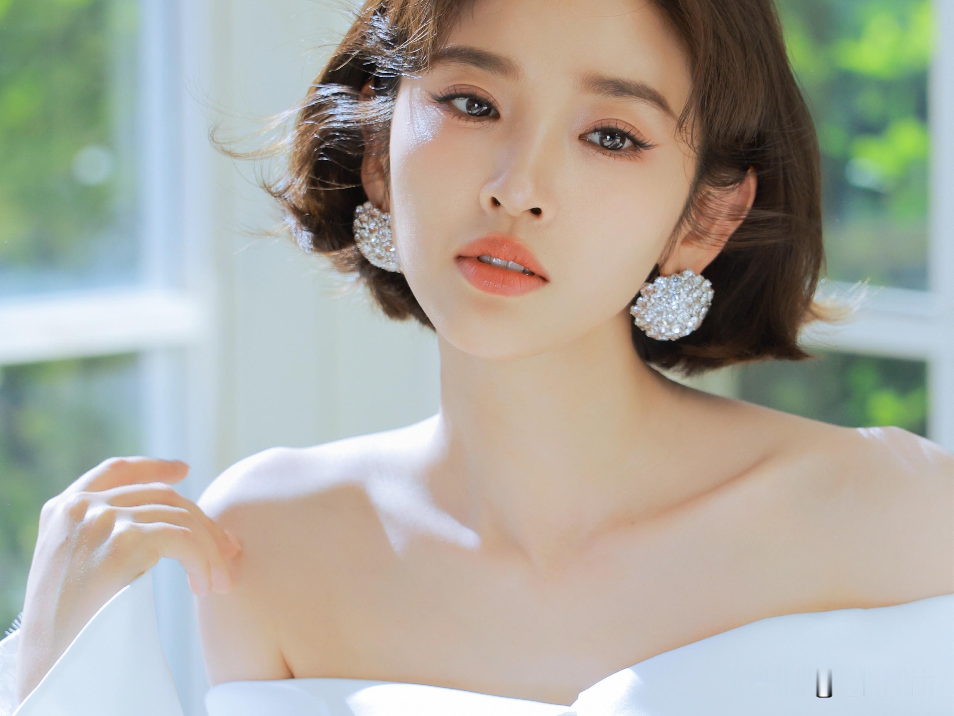唐艺昕露肩白裙穿搭，手臂线条格外好看唐艺昕 好身材大长腿 美女  露肩白裙穿搭 白色露肩穿搭 
 
唐艺昕换上这件白色露肩长裙，整体看着清爽柔和。袖子是蕾丝网纱拼接，喇叭袖设计，抬手的时候会带出轻盈感。衣身扣子做点缀，长款裙摆开了小叉，搭配闪亮高跟凉鞋。短发微微外翘，圆形钻饰
