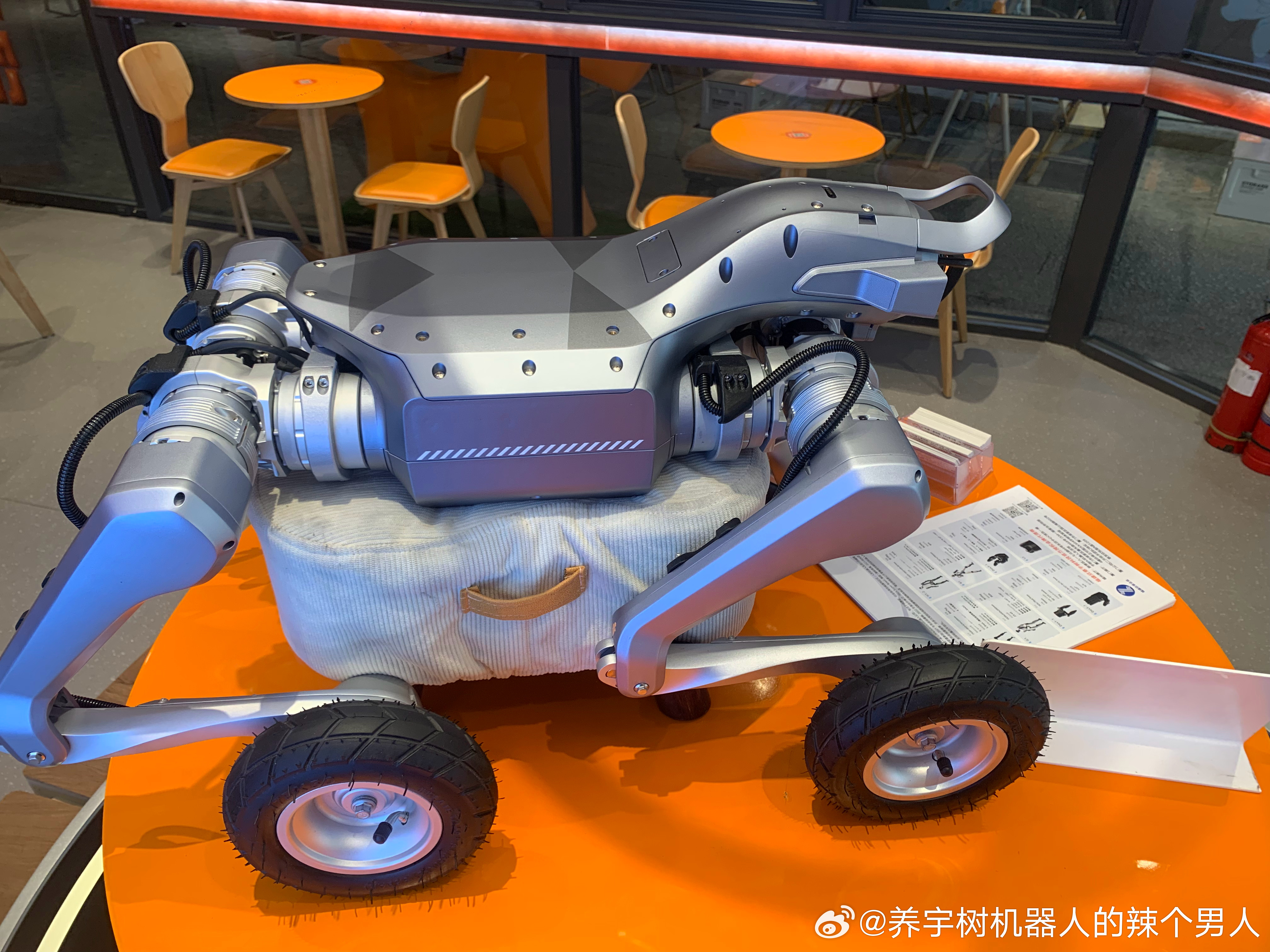 As2-W，震撼首发，颜值拉满，性能，非常强悍！！！无敌了！！！[拳头][拳头][拳头]性价比超高[good][good]
可用于高校教学实训平台[心]文旅类导览讲解机器人[心]各类产业园，工厂，巡检方案[心]数据采集训练平台[心]应急类公安消防解决方案[心]欢迎咨询合作☎️#宇树科技##人工智能 ﻿#  ​