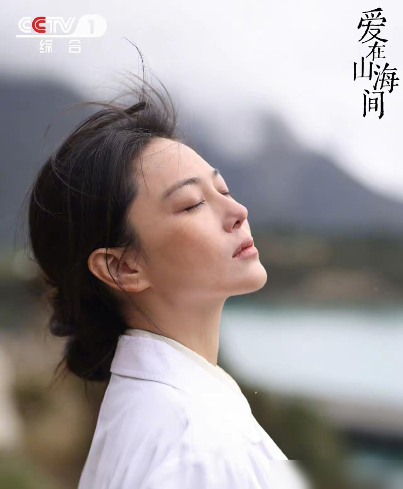 张馨予在央一黄金档被骂上热搜，就因为眼神飘、表情木、一哭就让人出戏。
新剧《爱在山海间》首播，观众不买账，槽点全冲着女主角来。她发长文回应，说拍摄期高原反应严重，吐到脸肿，头发一把一把掉。
网友根本不接这茬：你吃苦是真的，演得不行也是真的。拿生理痛苦给业务能力挡枪，这逻辑通吗？
更微妙的是，剧