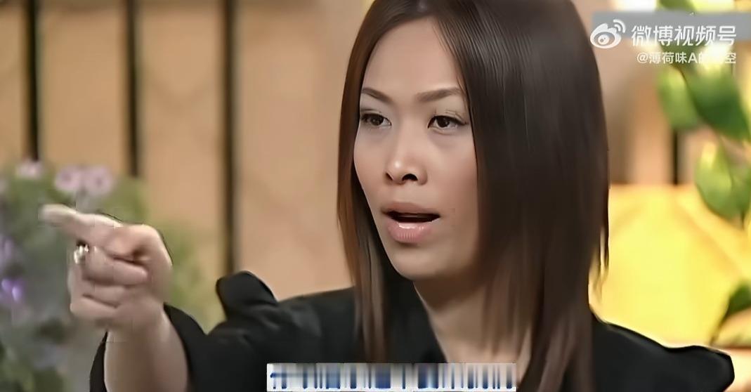九十年代初那英在央视录音棚跟导演正面硬刚，拒绝唱被强制安排的歌，当场摔门走人。现场录音棚外挤满候场的演员，所有人目瞪口呆看着这一幕。那英甩下一句“是央视请我来的，不是我非要来的”，昂首挺胸就出去了。很多人觉得她太狂，但回头想想，一个被歌舞团压着当了好几年伴唱的姑娘，好不容易熬到央视特邀，却还得被人指