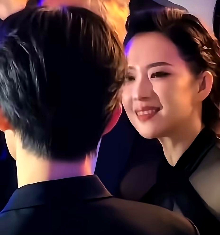 “你那几个角色，太难演了！”9月9日深夜，章子怡盯着易烊千玺，直接扔下这句话。

黑色礼服对上深色西装，没有名利场的客套寒暄。这位拿奖拿到手软的影后，单刀直入把话题切进戏里。镜头扫过，易烊千玺安静听着，偶尔抿嘴点头。

一个是杀伐果断的行业大花，一个是闷声抠演技的后浪。酒会里推杯换盏是常态，能让人停