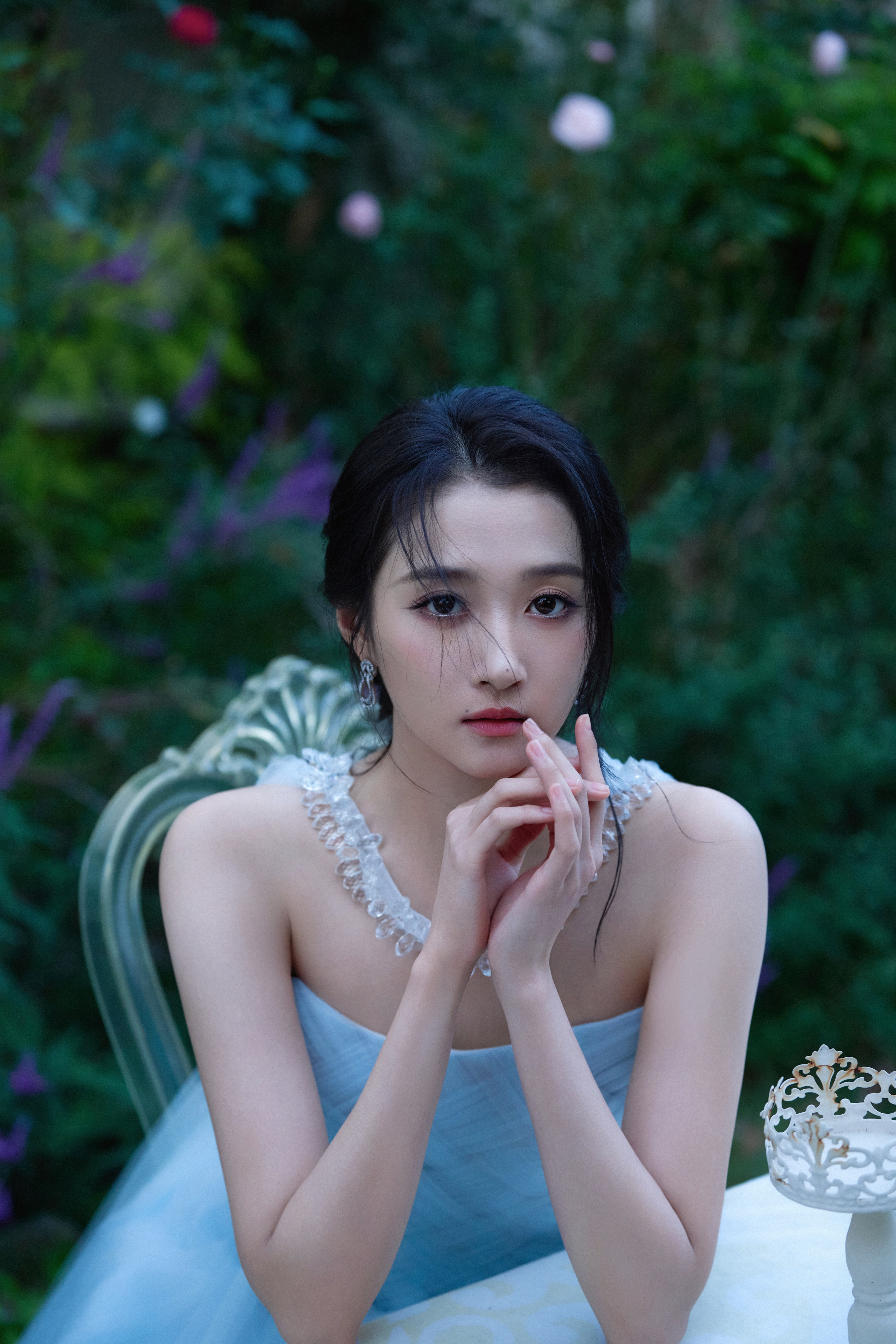 关晓彤现身长三角国际青年电影周，浅蓝抹胸纱裙把她的肩颈线衬得很漂亮，蓬松裙摆也没压住她的高挑比例。颈间花瓣造型的饰品带出细节，整套造型甜而不腻，现场状态很养眼。
#关晓彤[超话]# ​
