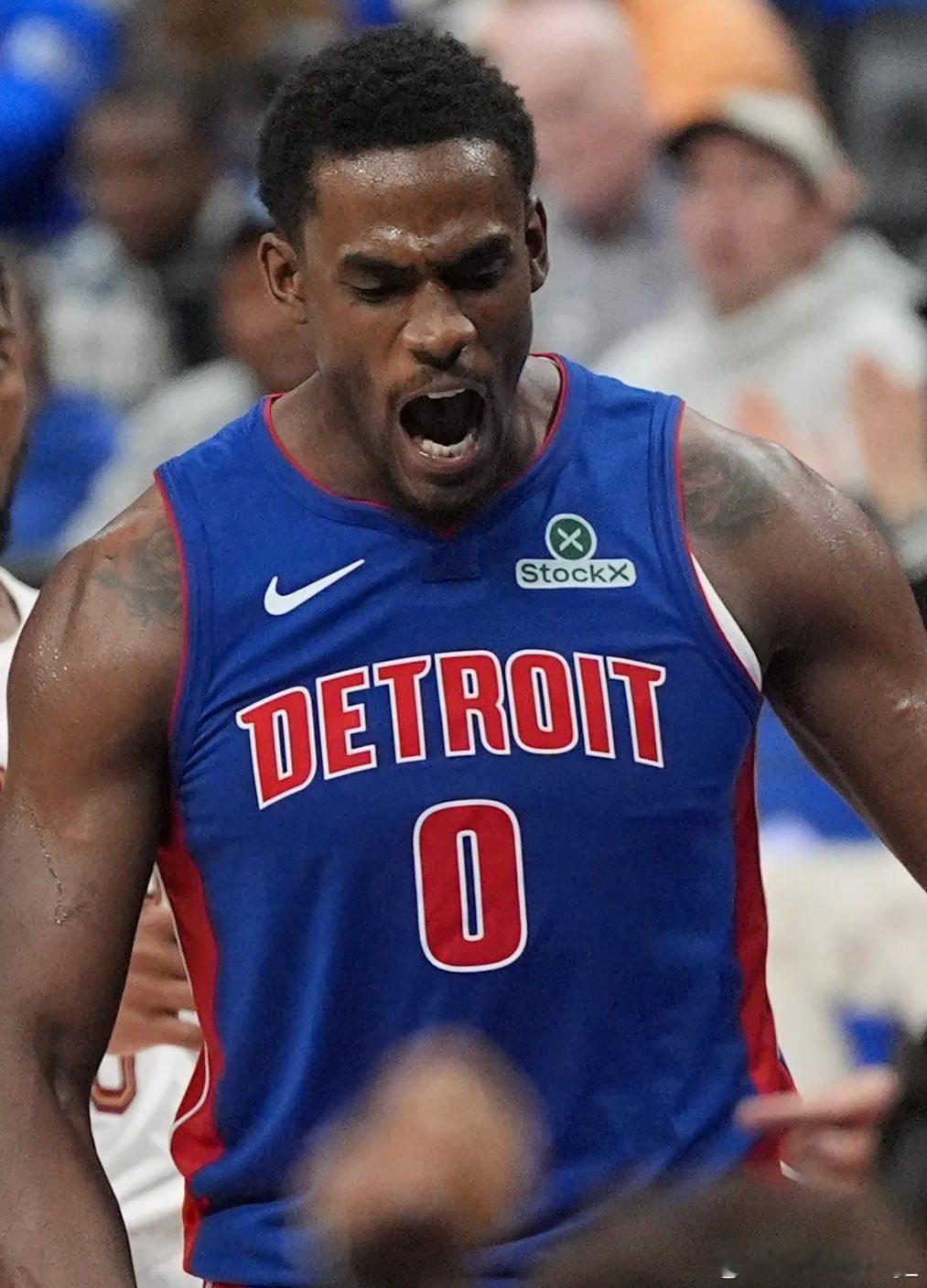 据TheAthletic报道：杰伦·杜伦在与活塞队的新合同中寻求至少每年4000万美元的薪水。活塞队向杜伦提供了一份与申京相同的续约合同，为期五年-总额1.85亿美元。这将相当于杜伦每年3700万美元，直至2031年，但他的阵营认为他的价值远高于这个数字。他有资格获得一份为期五年、2.87亿美元的合同
目前仅有七 ​