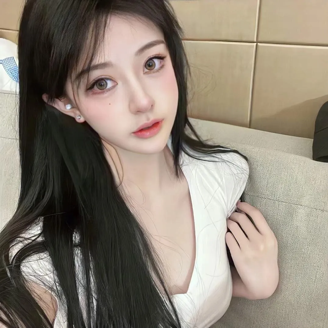 温柔甜美的自拍，清新自然的妆容，尽显优雅气质。