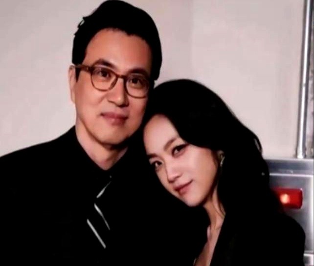 嫁给韩国导演，就必须改国籍吗？

汤唯用行动给出了答案。2014年她和《晚秋》导演金泰勇结婚，外界各种猜测，她直接回应：过去、现在、将来，都是中国国籍。

事实也的确如此。婚后她没当附庸，反而猛攻事业，拍了《分手的决心》，还在2022年拿了大奖。

这才是成年人最好的关系：我爱你，但我们彼此独立，互