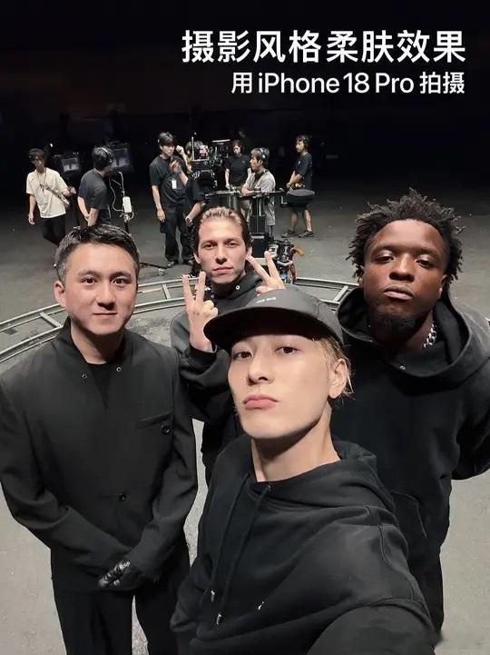 #王嘉尔拿新iPhone拍了啥#天呐！刚刷到王嘉尔《Thank You》MV相关片段，直接把我狠狠震撼到了！第一感觉，歌好好听！第二眼发现，整首成片居然全部用iPhone 18 Pro拍摄，这影像能力也太厉害了！！

一开始单人情绪特写镜头那段，片场光线明显偏暗，把光圈开到f/1.48大光圈，人物面部光影层次分明，背景 ​