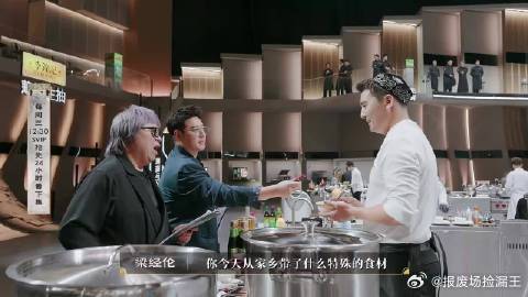 看到潘玮柏听到酸奶疙瘩时那个眼神，我直接笑出声。这种“听到好吃的就自动...