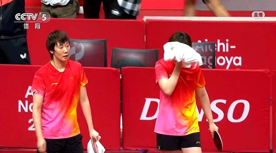 双曼组合打到3-0领先早田和美和时，看台上秦志戬他们全都呼啦一下站起来拼命鼓掌呐喊，可镜头扫过去，孙颖莎却一个人静静坐在座位上一动不动
 

有人一眼看过去可能觉得突兀，其实但凡了解赛程的都知道，为了帮国乒把女团冠军、女单冠军、混双冠军和女双冠军一块儿拿下来，她是带着伤一路咬牙硬拼上来的
 

几场