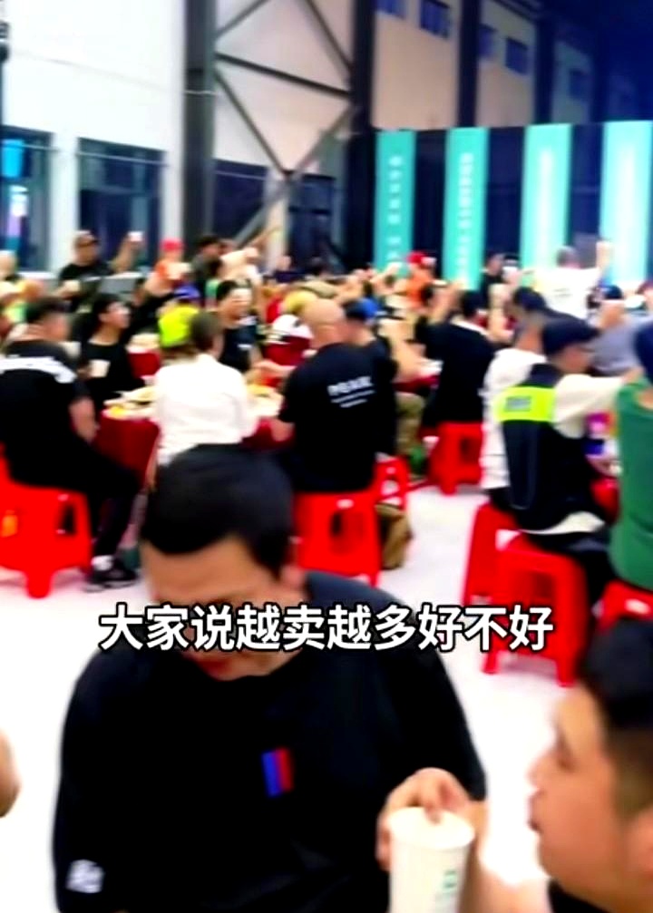 两场车友聚会，两句截然不同的口号，直接把张雪和凯越的底色撕得明明白白
 

摩博会现场，张雪站在台前，和一大群自发赶来的车友扯着嗓子喊：“张雪机车，极致热爱！”
 

转头到了凯越请车友吃饭的酒桌上，主持人举着麦克风带节奏，非让大家齐声喊：“凯越摩托，越卖越多！”
 

一个满脑子都是车，一群真正喜