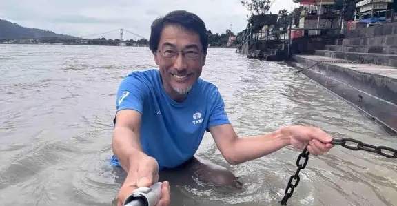日本驻印大使恒河浸浴，故意选干净河段！[捂脸][捂脸][捂脸]
 

为搞好外交，日本驻印度大使亲自体验恒河圣浴，精心挑选上游瑞诗凯诗非常干净的河段，全套仪式做足，可几个细节细节，被大家一眼看穿。
 
①死死攥住岸边铁链
大使双手紧抓牢铁链，不敢完全放开。既是防止被水流冲走，也可以快速上岸，不敢久待
