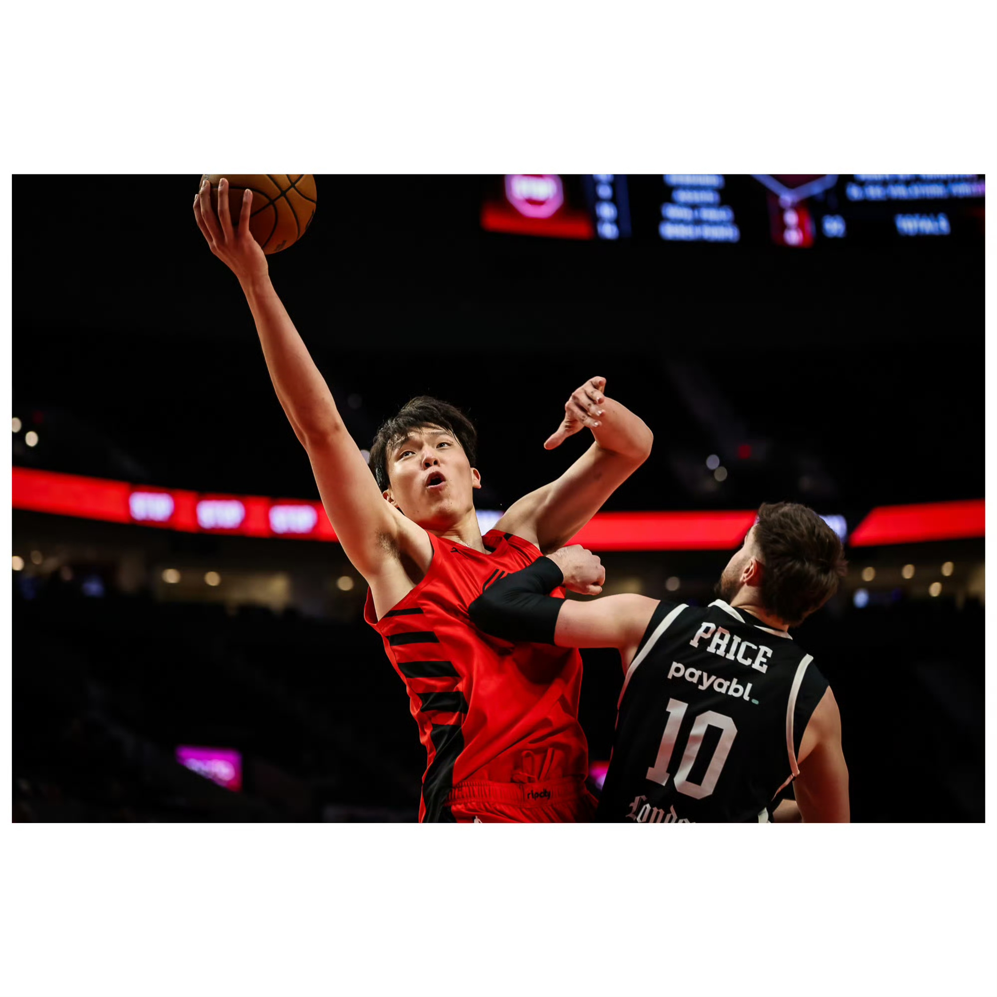 出场11分钟5中2！杨瀚森末节登场，这场为什么打得没前两场亮眼？

NBA季前赛继续进行，开拓者客场110-98战胜国王。杨瀚森末节出战11分钟，投篮5中2得到4分6篮板1助攻1盖帽的数据。

相比较前两场季前赛，杨瀚森本场比赛的表现并不够亮眼。主要因为末节阵容上了三中锋两前锋，没有传统意义上的后卫