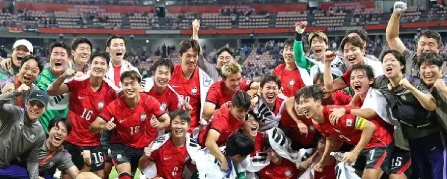 韩国足球四连冠庆功夜翻车，20人免兵役狂欢激怒半个国家，梁民革道歉：奖牌不重要我只想不去当兵
韩国U23男足在爱知·名古屋亚运会决赛1比0击败日本，实现亚运男足史无前例的四连冠。终场哨响，球员们喜极而泣。然而赛后不到24小时，舆论风暴就席卷了整支球队。
决赛第60分钟，梁民革右路拼抢后送出传中，严智