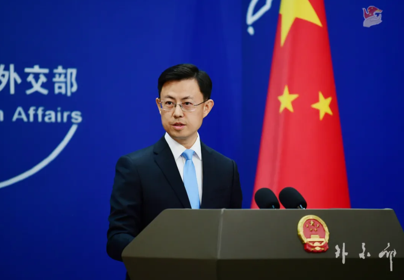 越南政府警告中国，在羚羊礁鸭公岛开展活动“非法无效”，必须立即停止！
 
9月3日，在中国外交部的记者会上，南海西沙问题又引来关注。八月底，越南外交部突然公开点名，称中方在羚羊礁和鸭公岛的建设不仅“未经越方允许”，还“完全非法无效”，要求中方马上叫停，并且保证以后不再发生类似的事。
 
中国外交部发
