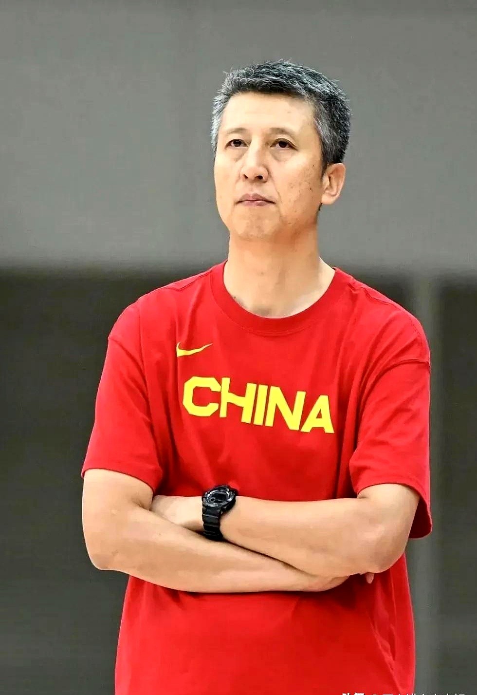 中国男篮在亚运会上只拿了第四名。

队伍正面临重建，成绩不好常被说是经验不足，但主教练郭士强的选人和战术安排确实引来不少讨论。

场上几名球员的短板挺明显。余嘉豪有身高，但防守容易被速度针对；内线焦泊乔在卡位和防守上缺点硬功夫；锋线崔永熙的投篮和对抗还得提高，潜力不能永远当成绩单；年轻的李悦洲直接上