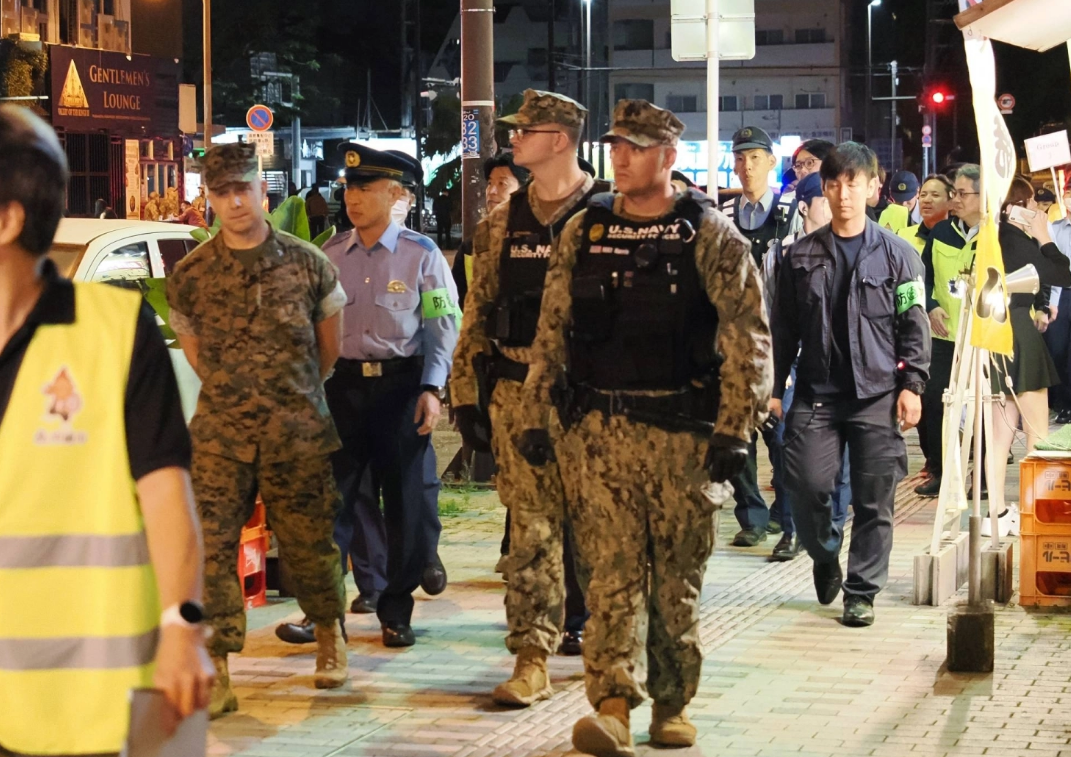日本冲绳再次发生驻日美军严重刑事案件。一名驻冲绳美国海军陆战队士兵德文·巴拉德，年仅20岁，被当地警方以涉嫌在酒店实施抢劫并杀害一名当地女性正式逮捕。这起事件并不是个例，冲绳长期存在的美军犯罪问题再次被推到舆论前台，也让外界重新质疑驻日美军治外空间的现实后果。

在事发后的记者会上，冲绳县知事古谢玄