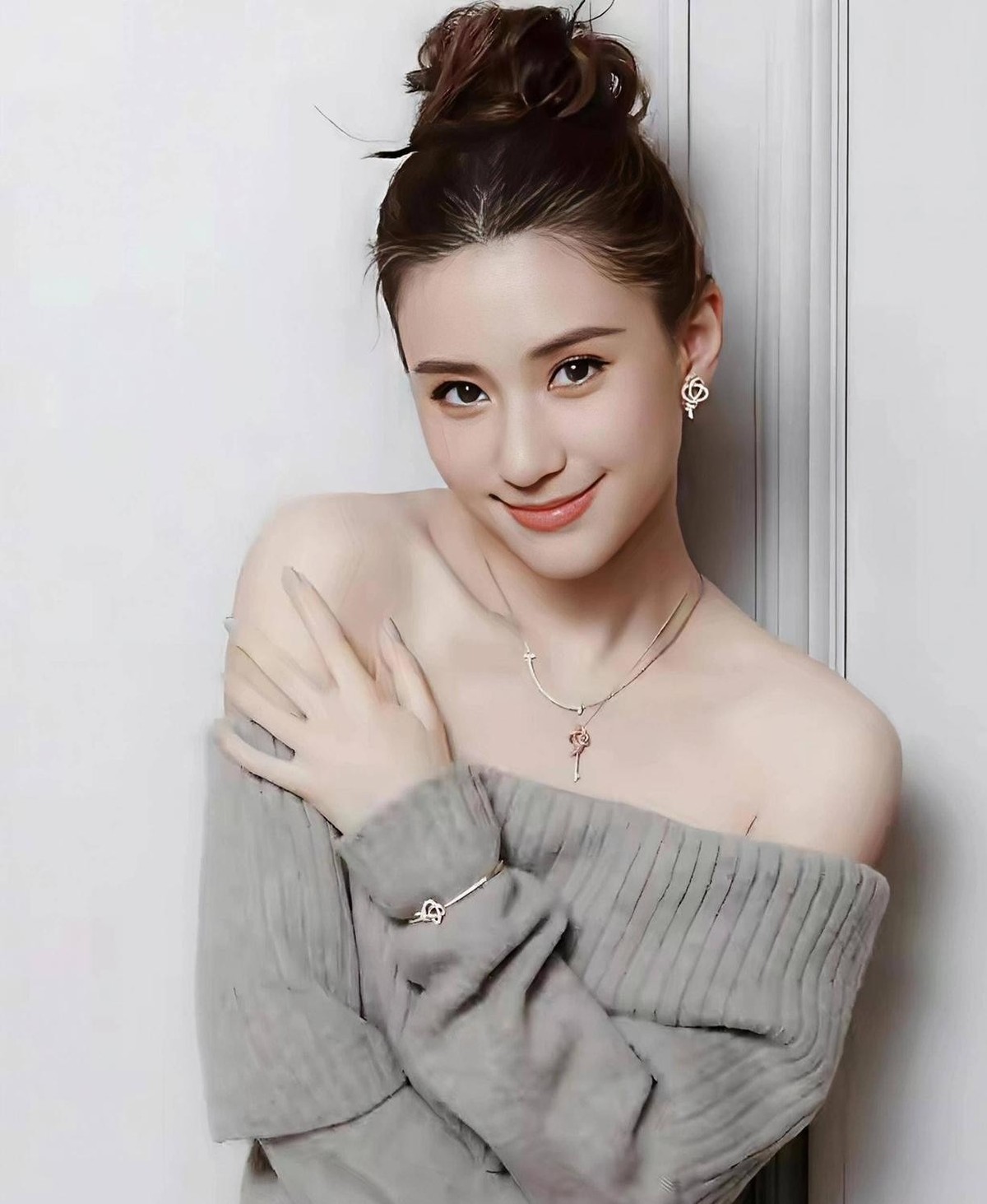 何超莲是永远不会离婚的，

原因很简单。

不是因为她图窦骁的名气和长相，而是因为窦骁给足了她最稀缺的“情绪兜底”和烟火气。

但很多人把这事儿想得太童话了，以为是什么豪门千金为爱下嫁的偶像剧戏码。

真别被路边摊排队买奶茶的画面给糊弄了。普通人家结婚要算计房子、车子和男方的事业心，可何超莲这种出身