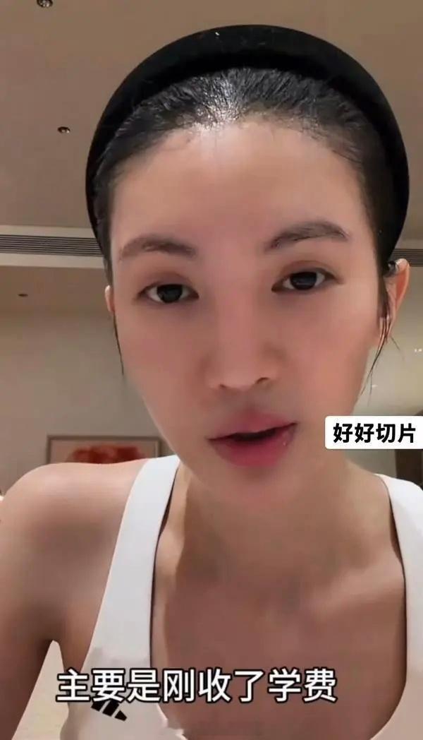 【金晨赴美游学遭遇“刚交学费即倒闭”，美国高校倒闭潮引发关注】#金晨自曝刚交完学费学校倒闭了# 10月13日，演员金晨在直播中自曝赴美游学期间遇到意外变故，自己刚刚缴纳学费、仅上了两天课的一所有着35年办学历史的语言学校突然宣布关闭，目前学费尚未完成退还。

据金晨描述，她回国工作四天后， ​