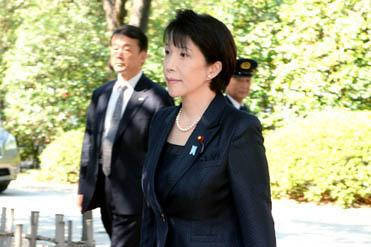 日本把辱华放到明面上！高市早苗点名要看日剧抹黑中国，妄想篡改历史，美化日本情报员。

先把事儿捋清楚，日本TBS电视台正在周日晚九点播《Vivant》，中文名《别班》，眼下播到第二季，10月25日，央视国际时讯披露了这部剧的剧情，相关词条当天冲上微博热搜第一。

央视点出的内容有三层，剧里设了个&
