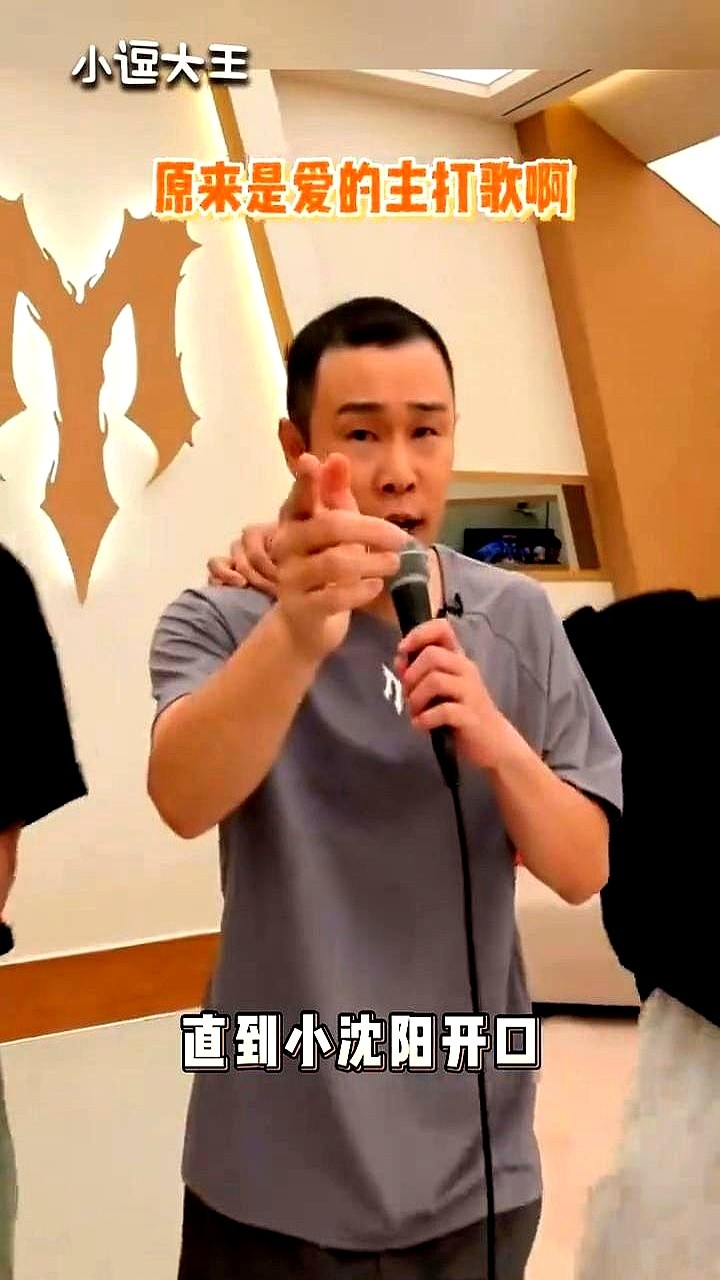 曾辉在排练室一开口，台下人的表情全变了。

这嗓音太独特。搭档小沈阳全程绷着脸，咬着牙在旁边垫音，生怕节奏乱掉。曾沛慈在一旁坐立难安。

台下的反应更有意思。曹骏眉头拧成一团，阿云嘎直接愣在原地，眼神发直。

偏偏孙楠听得很投入，连连点头表示认可。

同一个排练室，同一种唱法。有人咬牙硬撑，有人连连