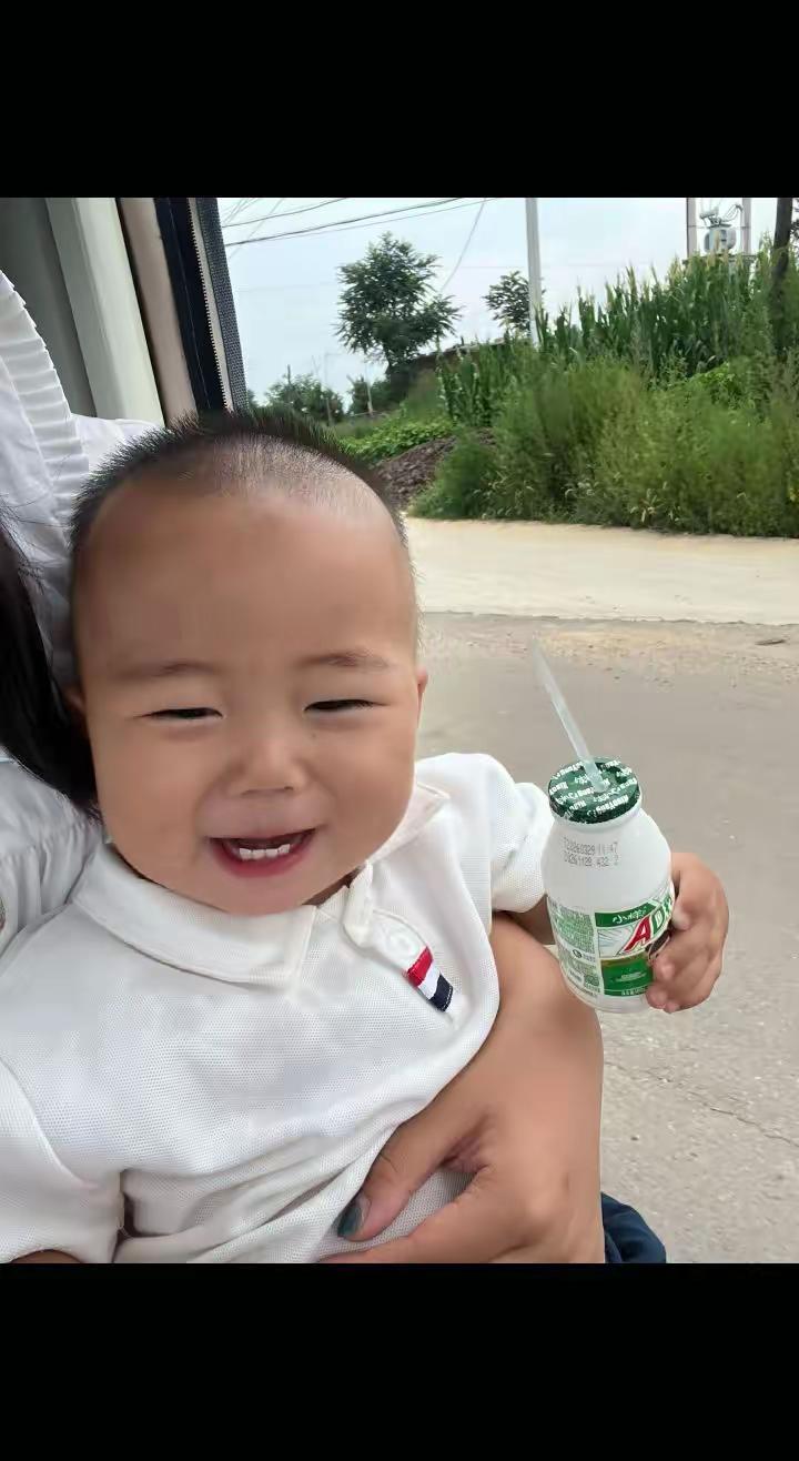 再见了37度的爱，亲喂14个月！从最初出生就打算让你吃奶粉，最后妥协喂母乳！我的儿子仿佛一夜之间长大了，除了凌晨两点夜醒后一次的哭闹，他跟着爷爷奶奶格外的听话，整整两天两夜了，妈妈实在坚持不住，一通视频打开了我的泪腺！当我看到你在视频那头抱着手机想找妈妈哭闹的表情，妈妈控制不住的大哭，尽管这两天我也