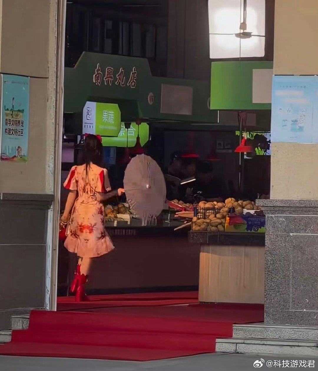 #虞书欣菜市场红毯# 

第一眼：这动作是在走红毯吧，像公主一样
第二眼：怎么在菜市场？？
这是什么新赛道吗？菜市场红毯？ ​