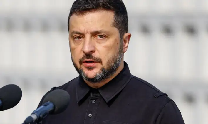 《被解职的防长反手一刀：泽连斯基，你敢回答身边人腐败吗？》

基辅街头的示威游行刚被紧急“熄火”，被解职的乌克兰前国防部长费多罗夫，反手就给了泽连斯基一记更狠的。

8月23日，费多罗夫接受BBC采访，公开喊话泽连斯基：总统必须面向全体国民回答——你到底知不知道身边人在腐败？

这不是私人恩怨，是政