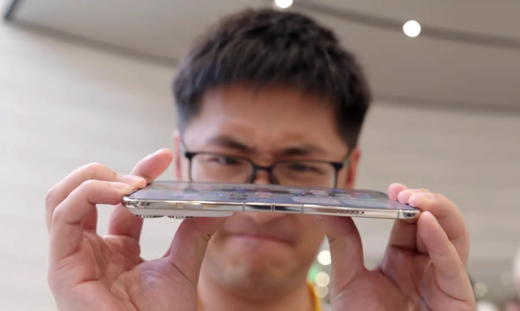 iPhoneDuo 反掰。正常人使用根本不会用那么大劲反掰，不少网友吐槽tim是为了流量。你们怎么看[二哈]？ ​