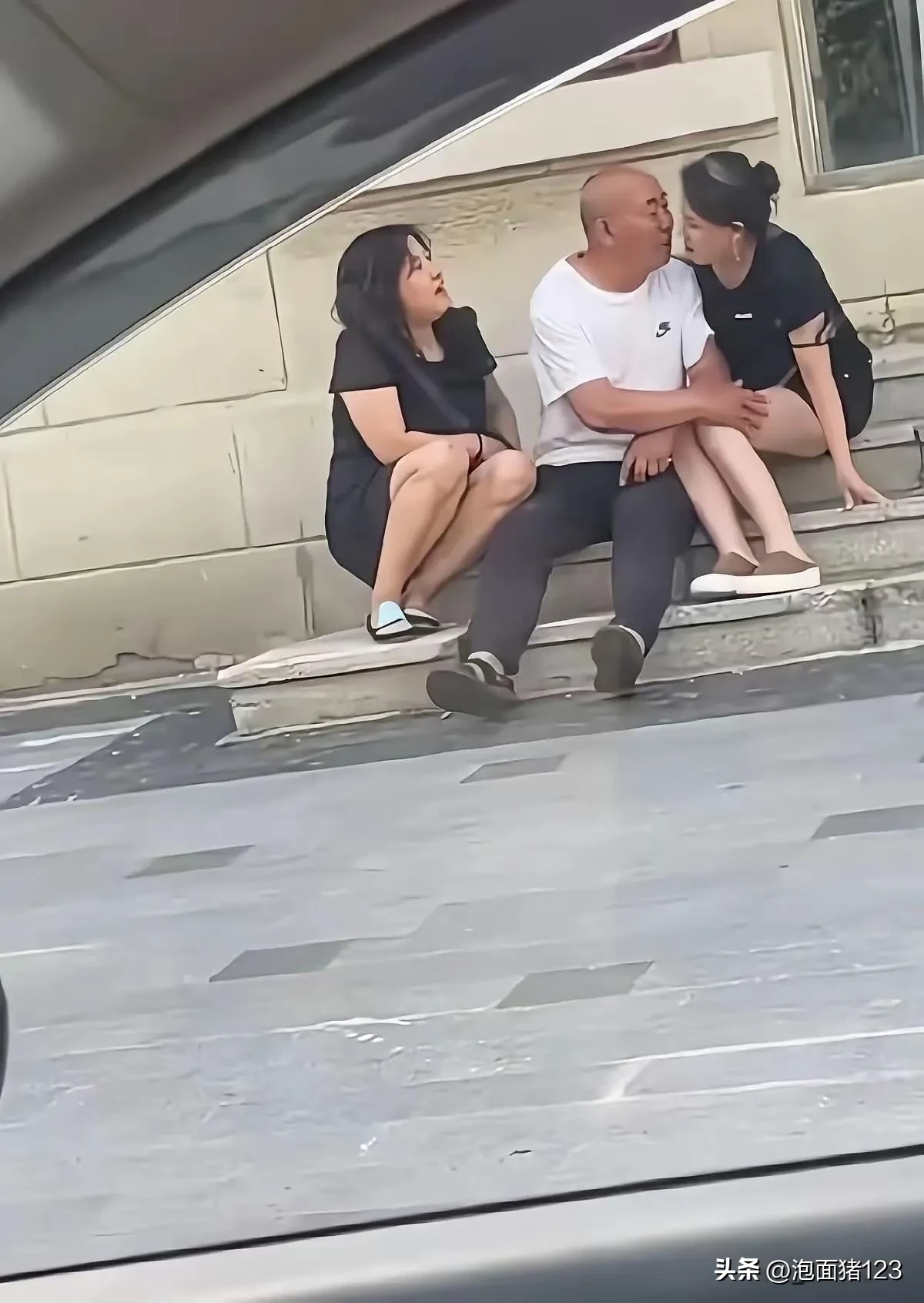 大爷，有你哭的一天…