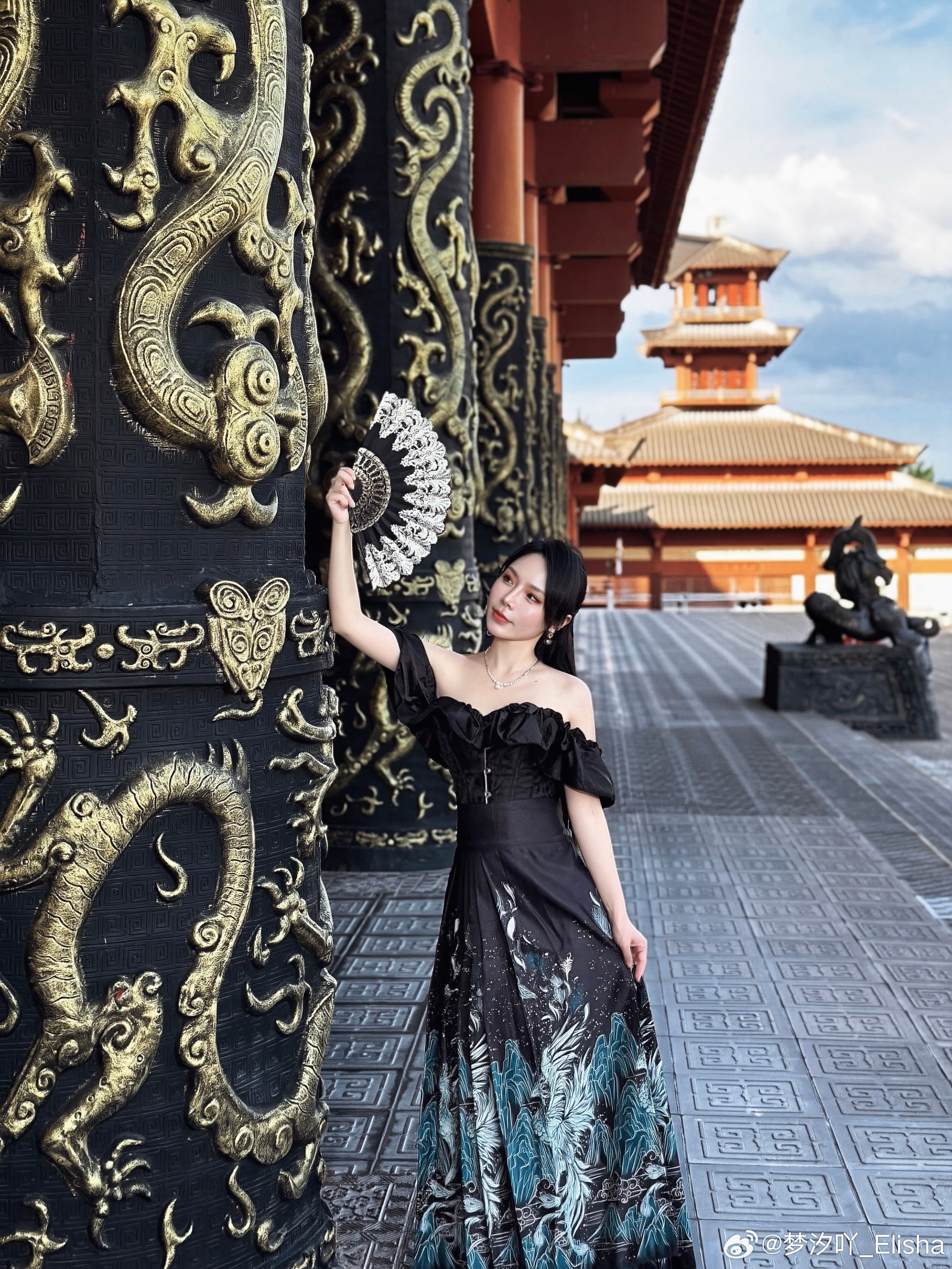 来秦王宫拍照🪭不要只知道战国袍啦～

横店影视城秦王宫园区 穿马面裙可太适配啦！
👗 穿搭：首选黑、墨绿、藏青、酒红配色，和灰调宫殿气场完美融合！
📸 核心机位：99级台阶中层回眸仰拍，恢弘感拉满；狭长复道抓拍裙摆走动动态；西长廊斜阳光影绝佳。
⚠️ 建议避开正午强光，下午17:00左右开 ​