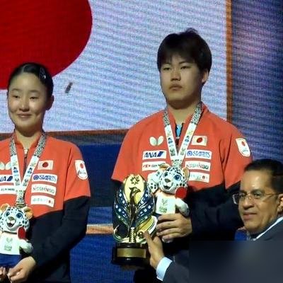 松岛辉空男单退赛，混双转头拿了冠军，解说当场来一句“这伤是装的”。
10月23号塔什干亚锦赛，世界第一松岛辉空64强赛前突然退了，日媒说是腰伤加上连续作战顶不住。结果当晚混双决赛，他跟张本美和0比1、1比2落后，硬是咬回来3比2把中国组合掀了。
侯老师坐解说席直接开炮，说这伤退得假。可场上那个拧