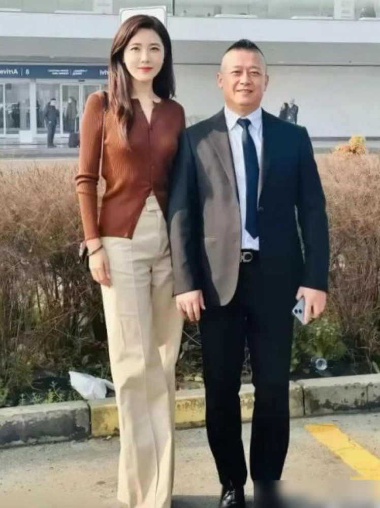 49岁的曾黎，还在被叫两百年难遇的美人，但翻开她那个神仙班级的名单，你会发现一个扎心的事实。
章子怡杀进国际，秦海璐大学没毕业就拿了金马，袁泉死磕话剧封神，梅婷早就有《父母爱情》这种养老保险。就连当年班里不起眼的秦昊，现在也是文艺片一哥。
唯独曾黎，公认的颜值天花板，感情上孑然一身，事业上始终差