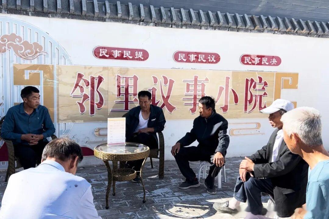 #陇原“枫”景线#【“六个一”沉下去，法律服务暖到家！祁连山下，张掖市山丹县的村（社区）有了“贴心”法律顾问】群众遇事找法不便怎么办？基层矛盾调处不及时怎么解？村级事务决策缺少法律把关怎么破？在张掖市山丹县，答案写在乡村一线：村民微信群中，专业解答随问随有；农家小院里，法律顾问量着 ​
