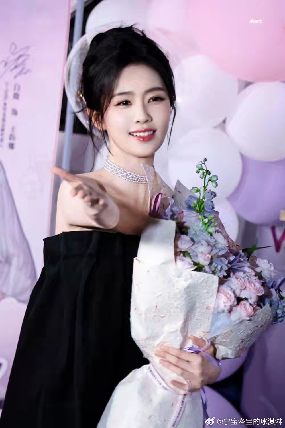 #白鹿[超话]# 江苏那朵玫瑰永不凋零，我对白鹿的爱永远热烈”
“为什么喜欢白鹿，因为我喜欢光，光可以逆流而上”
白字开头，鹿字结尾 江苏那朵风情万种的玫瑰永远不会凋谢 白鹿就是最好的文案 白鹿是光，那我就是追光者 当初不因盛名而来，今后，不因低谷而去 爱都是要双向奔赴的，从这一点我就相信我 ​