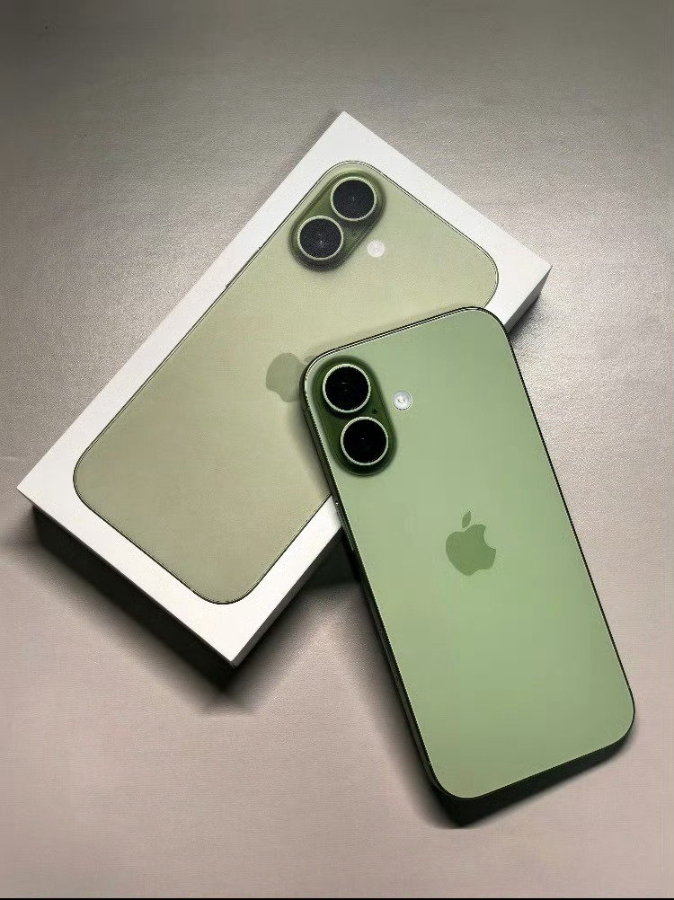 iPhone17涨价倒计时……

既然是都涨价的情况下，那我的建议是买新不买救，大家买iPhone18就完了，而且18搭载的是苹果的新基带，信号这一块肯定有提升，买18就完事了。[吃瓜] ​