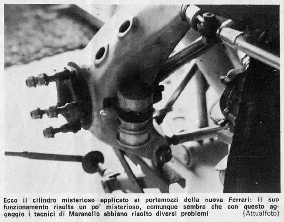 #F1[超话]# 
质量阻尼器（mass damper）早在整整 34 年前，就由毛罗·福尔吉耶里（Mauro Forghieri）在 1971 年法国大奖赛（在保罗·里卡德赛道举行的首场比赛）上引入了 F1。

312B2 赛车对后悬挂进行了新的改装，以解决振动问题。福尔吉耶里在轮毂座内部放置了两个铝制圆筒，里面包含一个带有预加载弹 ​
