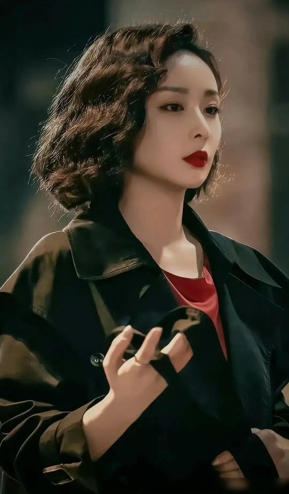 高叶把“大嫂”那套原封不动搬进法庭了，观众直接看傻眼。
新剧《蒸蒸日上》演草根律师，上来就是歪头斜眼、压低嗓子说话，台词含在嘴里打转。弹幕刷屏：这是萧龙女还是陈书婷换了件西装？
戏里醉酒戏尺度大，方言也硬拗，观众不买账。她倒是没躲，10月15号发视频自己回应，说在调整、在自省。
可问题就摆在那